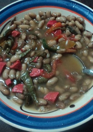 Una foto de Frijoles con salchicha de pavo y nopales a lo campirano