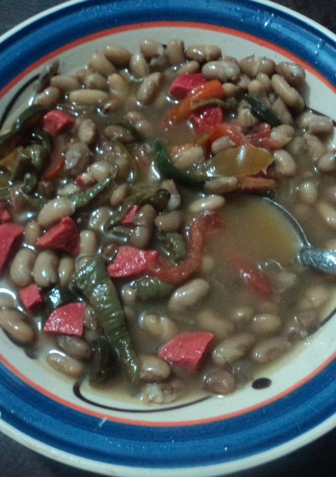 Una foto de Frijoles con salchicha de pavo y nopales a lo campirano