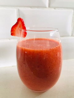 Una foto de Licuado de frutillas, pelón y naranja 🔥