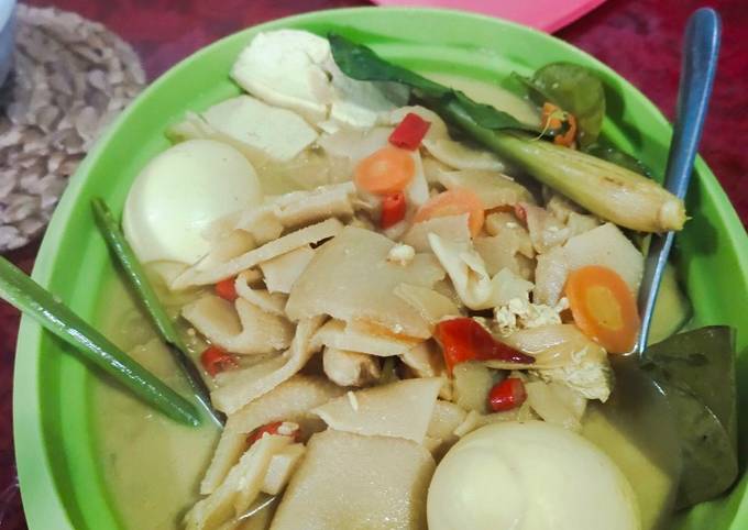 Resep Rebung Santan Pke telor dan tahu oleh Richa Noprianty - Cookpad