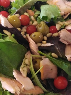 Una foto de Ensalada con pescado de la cena