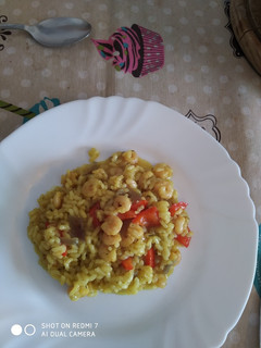 Una foto de Arroz con camarones al curry😋