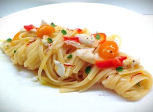 Foto di Linguine con orata, peperoni, datterini gialli e pistilli di zafferano