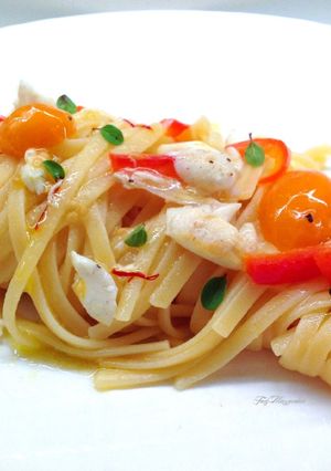 Foto di Linguine con orata, peperoni, datterini gialli e pistilli di zafferano