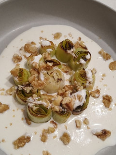 Una foto de Puerros asados con salsa de ricotta y mostaza