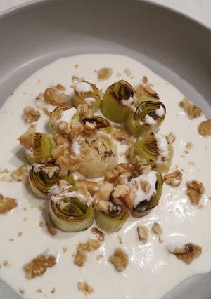 Una foto de Puerros asados con salsa de ricotta y mostaza