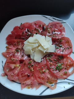 Una foto de Carpaccio de tomate
