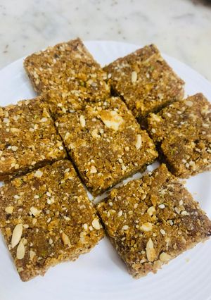 सुखड़ी (sukhdi recipe in Hindi) रेसिपी मुख्य फोटो