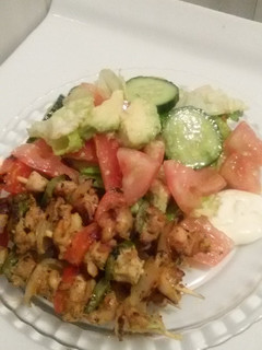 Una foto de Ensalada compuesta con brochetas de pollo