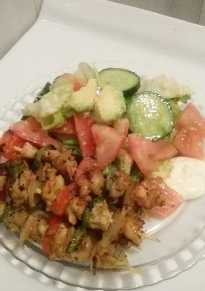Una foto de Ensalada compuesta con brochetas de pollo