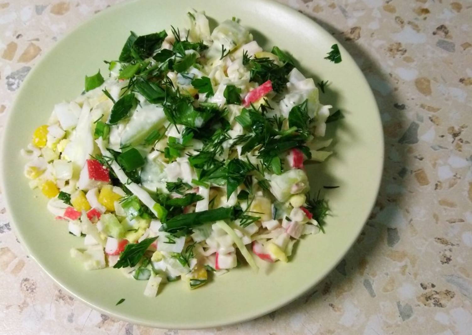 Салат пекинская капуста кукуруза огурец перец болгарский. Морская капуста с крабовыми палочками. крабовые палочки, огурец свежий, капуста, кукуруза, майонез.