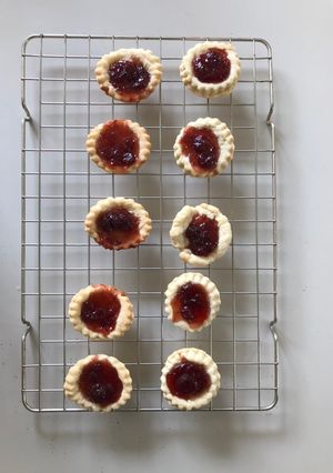 A picture of Bonus jam tarts.