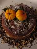 Pastel de calabaza sobre cama de cacao y nuez