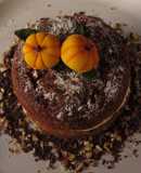 Pastel de calabaza sobre cama de cacao y nuez