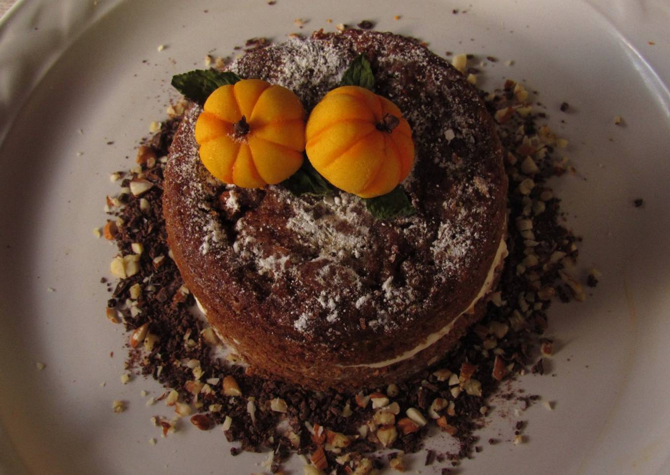 Pastel de calabaza sobre cama de cacao y nuez