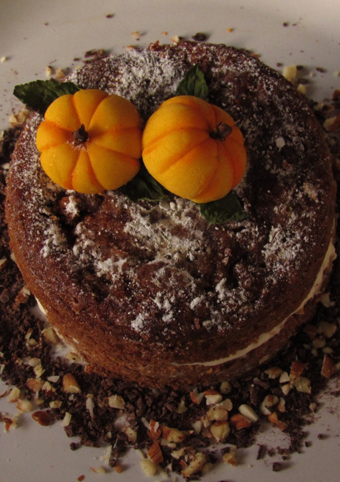 Una foto de Pastel de calabaza sobre cama de cacao y nuez