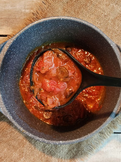 Una foto de 🥘 Salsa mediterránea para pastas 🥘 tomates frescos, pesto y olivas negras