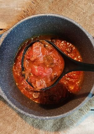 Una foto de 🥘 Salsa mediterránea para pastas 🥘 tomates frescos, pesto y olivas negras