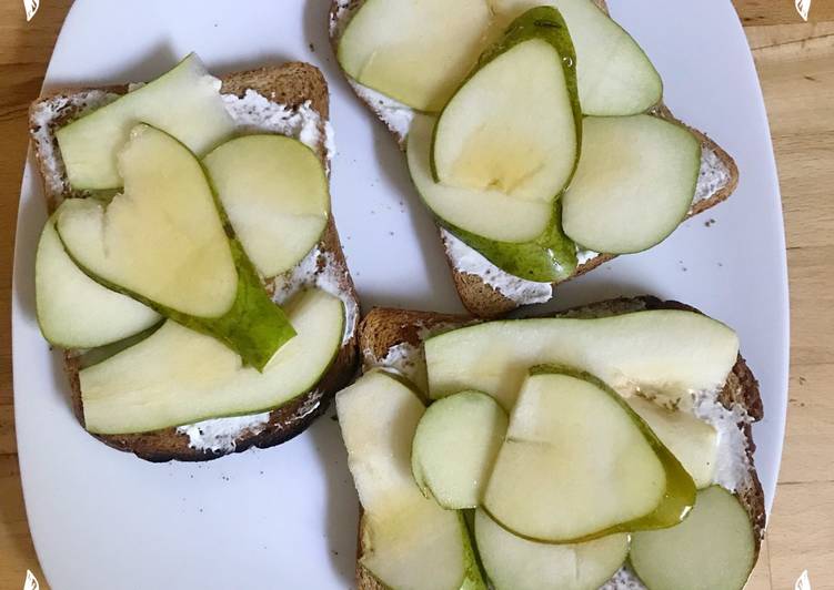 Recipe of Appetizing Pear and ricotta cheese on toast
