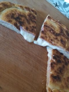 Una foto de Pan casero relleno a la sartén