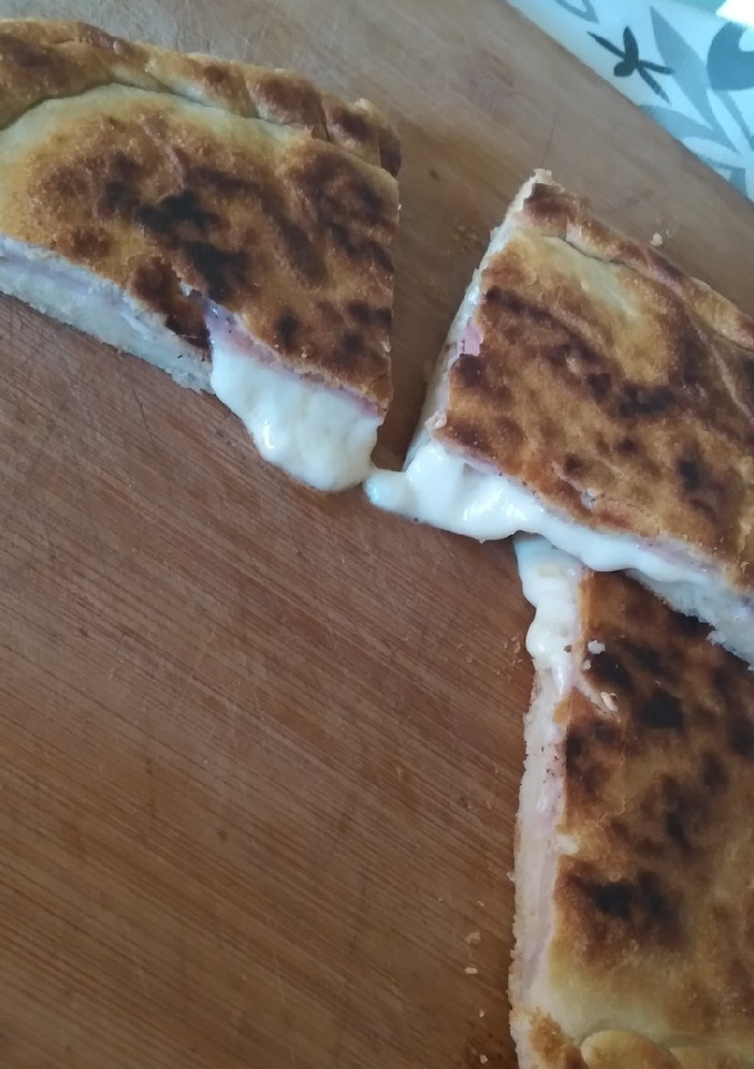 Una foto de Pan casero relleno a la sartén