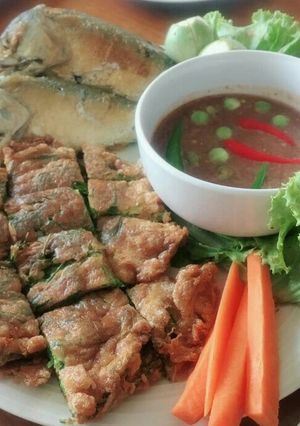 รูปของ น้ำพริกกะปิปลาทูทอดไข่ชะอมทอด
