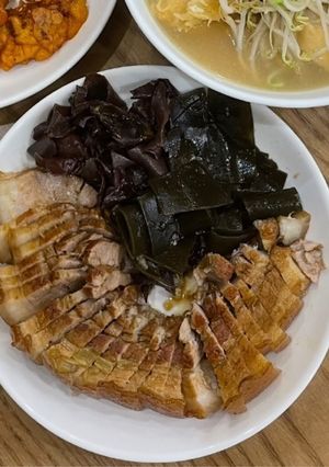 Hình của món Thịt Ba Chỉ Hầm Tảo Biển Hàn Quốc.