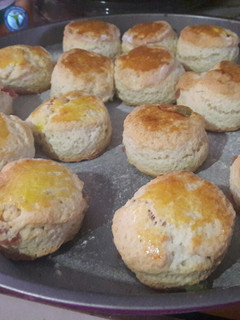 Una foto de Scones dulces con fruta abrillantada para el mate