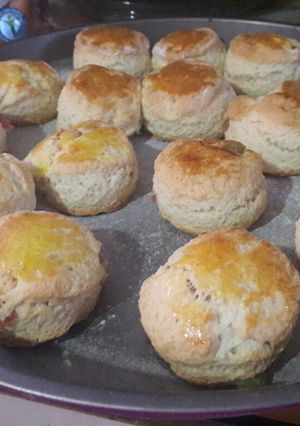 Una foto de Scones dulces con fruta abrillantada para el mate