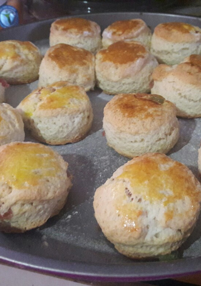 Una foto de Scones dulces con fruta abrillantada para el mate