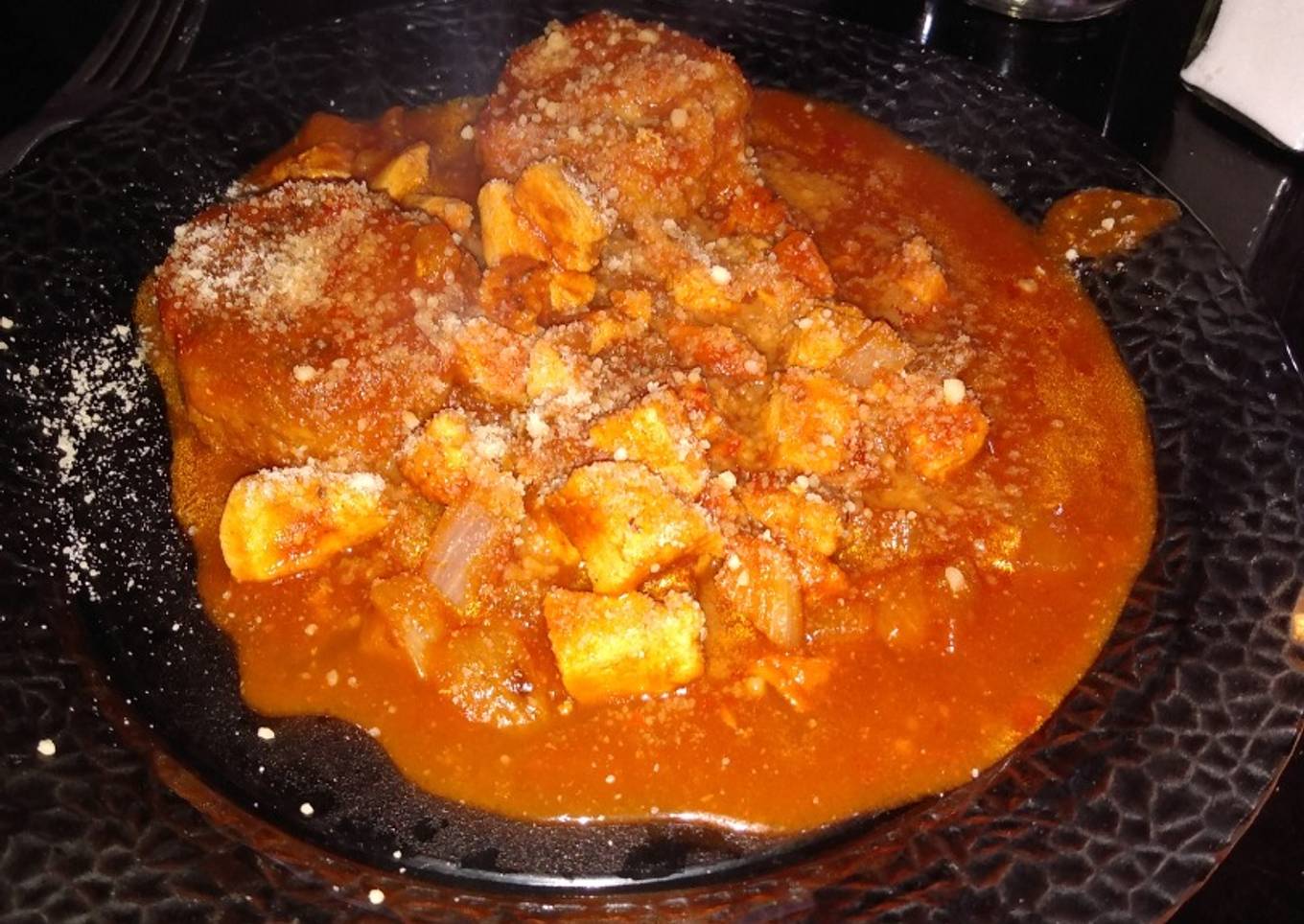 Albóndigas de berenjena con salsa y pollo