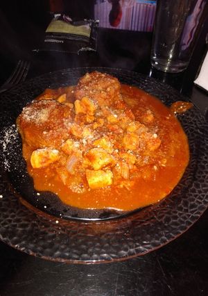 Una foto de Albóndigas de berenjena con salsa y pollo