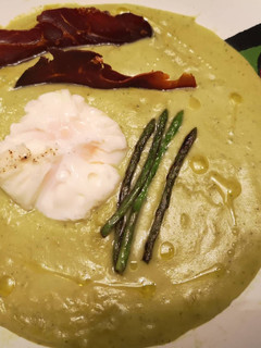 Una foto de Crema de espárragos y calabacín