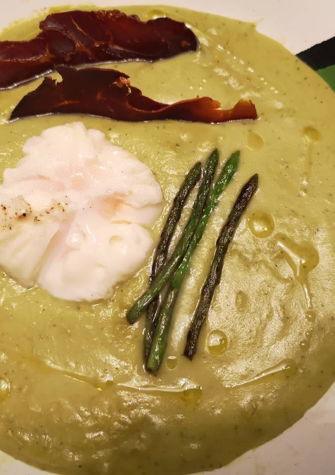 Una foto de Crema de espárragos y calabacín