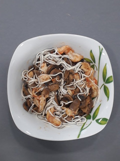Una foto de Salteado de champiñones, gulas y gambones