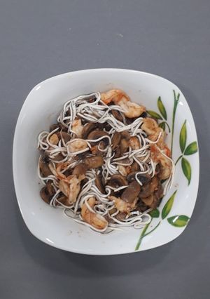 Foto principal de Salteado de champiñones, gulas y gambones