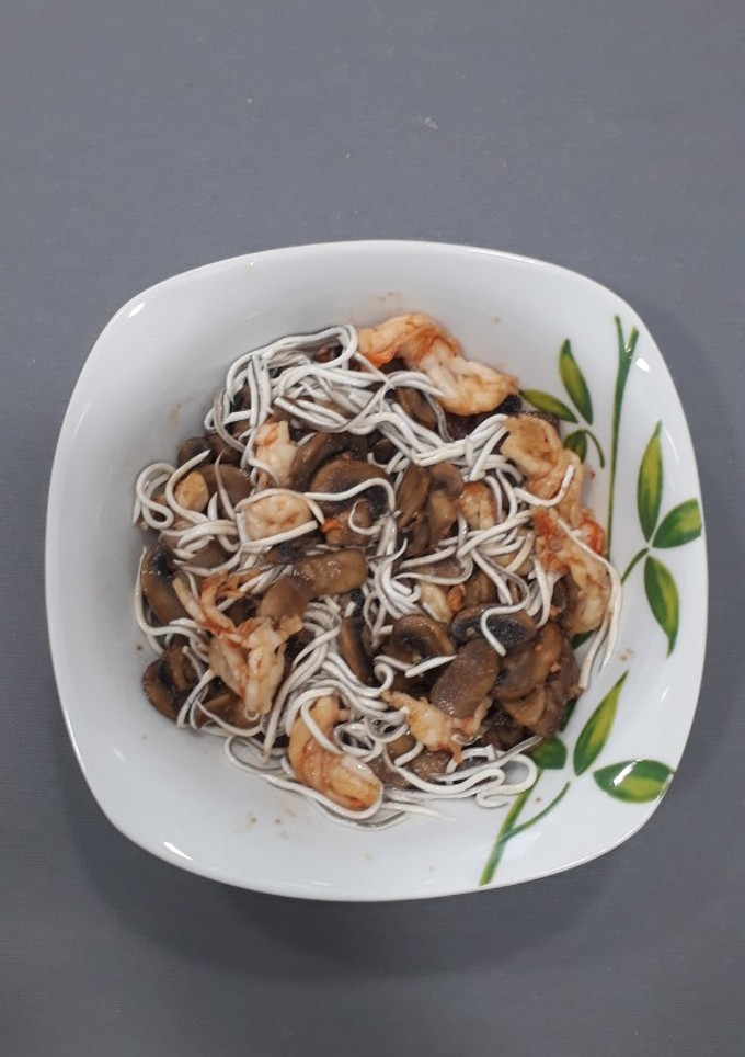 Una foto de Salteado de champiñones, gulas y gambones