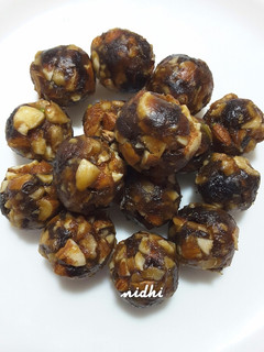 A picture of Dates and Nuts Ladoo.