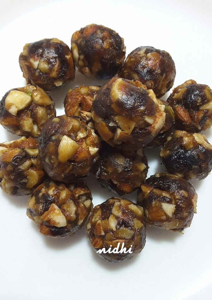 A picture of Dates and Nuts Ladoo.