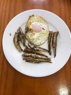 Una foto de Anchoas del cantábrico fritas con huevo frito