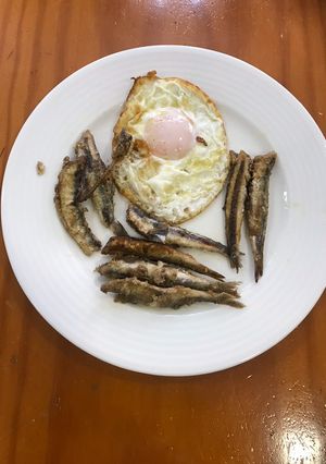Una foto de Anchoas del cantábrico fritas con huevo frito
