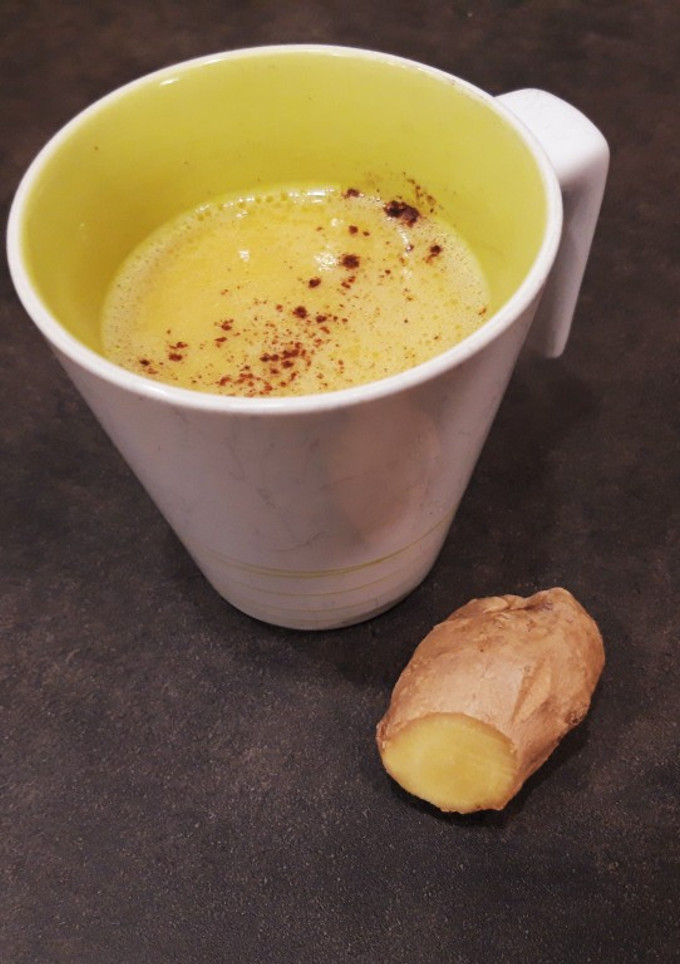 Una foto de Cúrcuma latte con jengibre