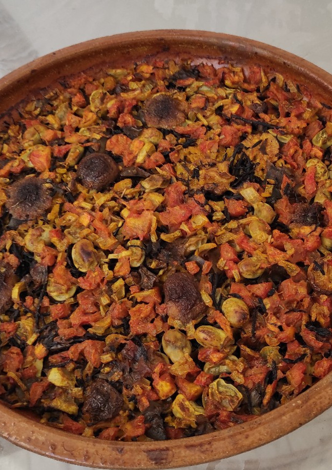 Una foto de Arroz integral, tomate, shiitake y verduras al horno