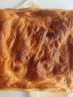 Una foto de Empanada de jamón York, queso, bacon y dátiles