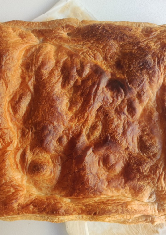 Una foto de Empanada de jamón York, queso, bacon y dátiles