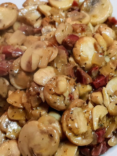 Una foto de Champiñones salteados con jamón. muy fácil