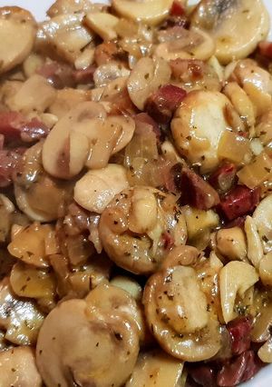 Una foto de Champiñones salteados con jamón. muy fácil