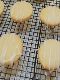 Una foto de Galletitas de limón sin Manteca con Glasé de limón