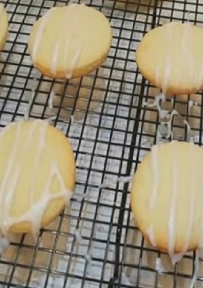 Una foto de Galletitas de limón sin Manteca con Glasé de limón