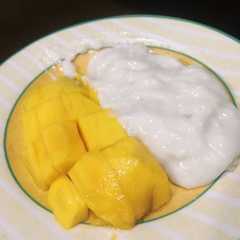 A picture of Mango Sticky Rice 🍚🍑.